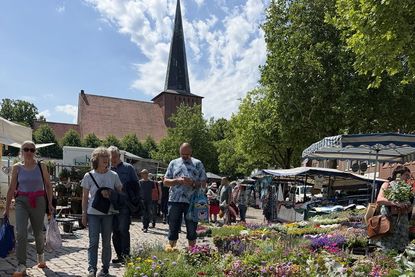 Frisches Obst, knackiges Gemüse und viele weitere regionale Spezialitäten lockten zahlreiche Neustädter und Urlaubsgäste auf den Wochenmarkt, der in diesem Jahr sein 135-jähriges Bestehen feiert.