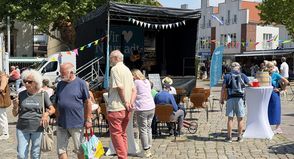 Neben Matjes und Melonen sorgte auch Live-Musik für sommerliche Stimmung beim 135. Geburtstag des Neustädter Wochenmarktes.