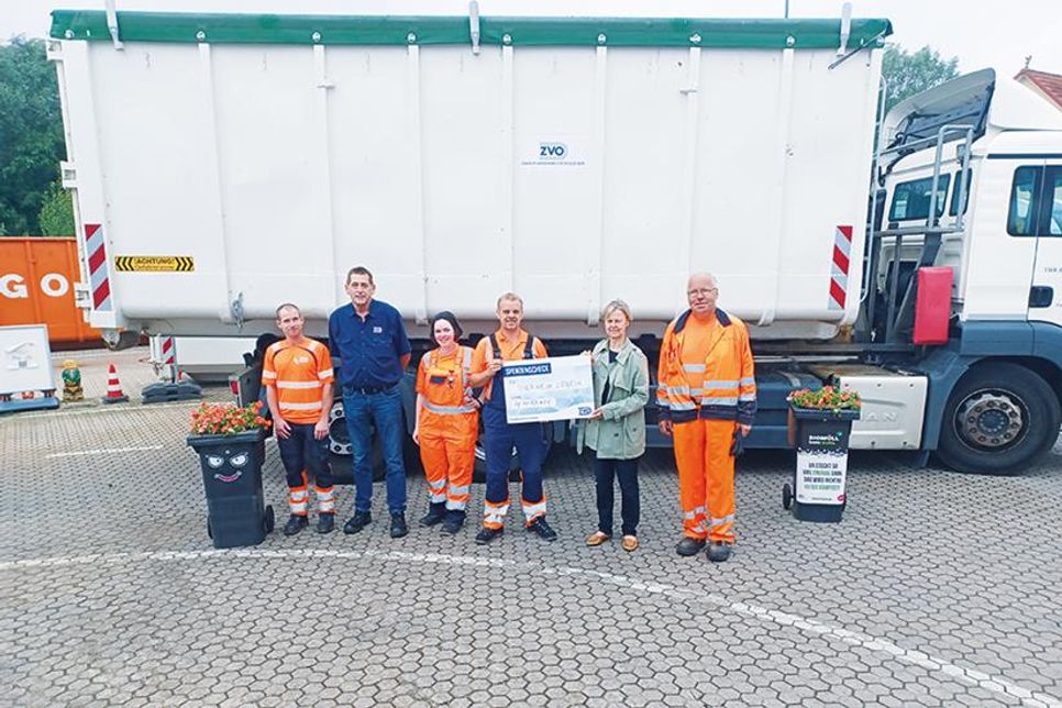 Über 4.400 Euro sind bei der jetzigen Sammelaktion zusammengekommen (v.l.): Björn Kristbergs, Peter Ulbricht, Sarah Holz, Sven Thode, Susanne Tolkmitt (1. Vorsitzende Tierschutz Lübeck) und Helmut Passow.