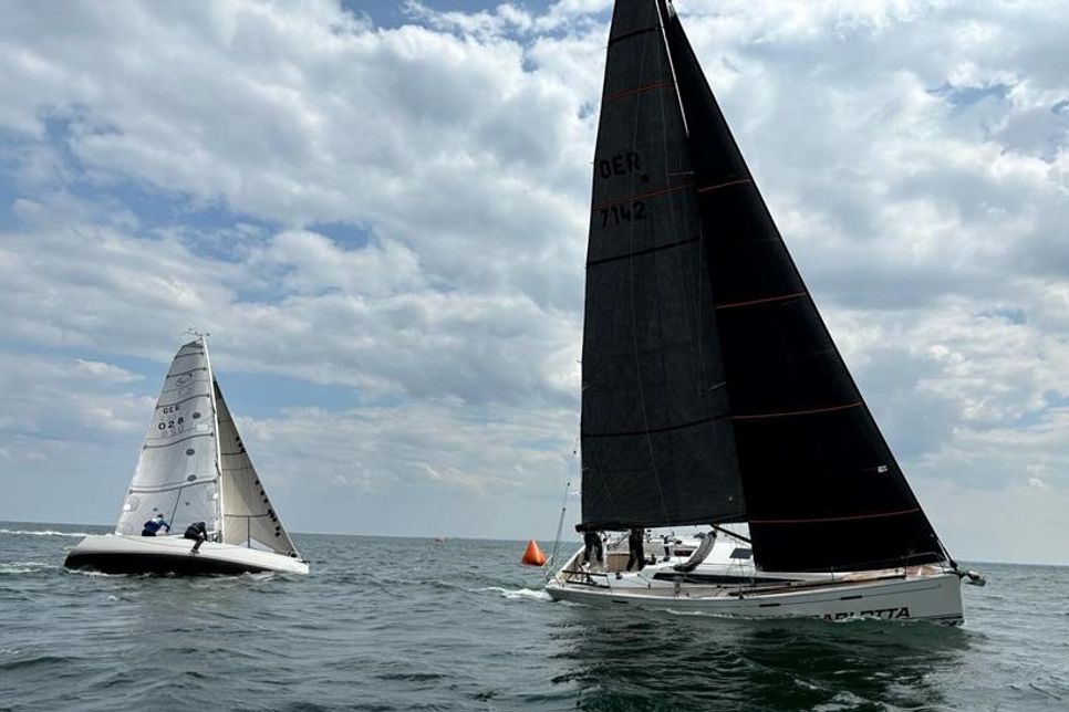 Die Regatta führt die teilnehmenden Kielyachten über 12 Stunden durch die Lübecker Bucht.