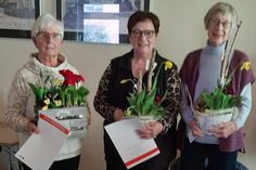 Ursula Geske, Margarete Westphal (stellvertretend für ihren Mann) und Antje Puck (v. lks.).
