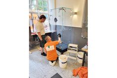 Firmenchef Julian Maas (l.) und ein Mitarbeiter beim Aufbau der ersten Vitrine.