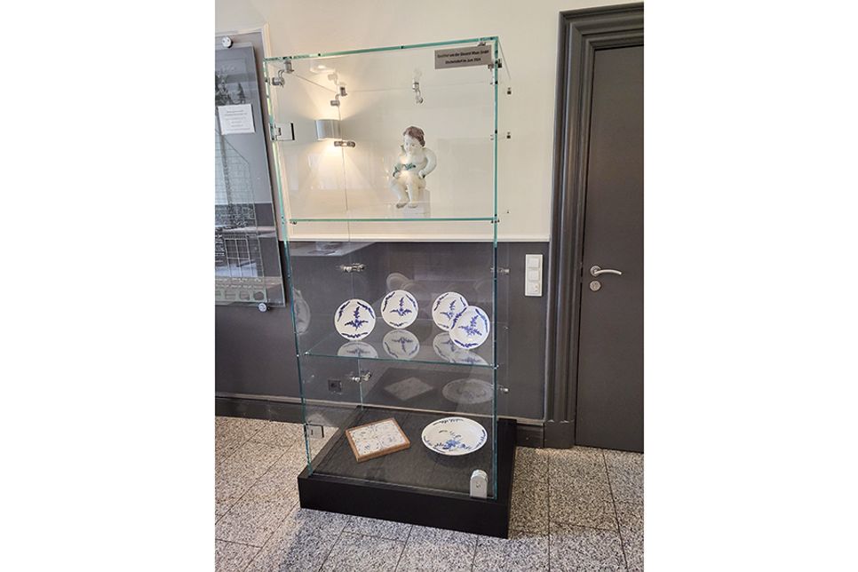 Hinter Sicherheitsglas können die Stockelsdorfer Fayencen bewundert werden.