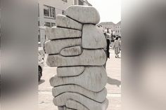 Jahrzehntelang führte der Weg durch die Königsstraße an einem markanten Kunstwerk vorbei – wie hier 1985. Die „Geldsäcke“ standen vor der Volksbank und vor dem Geldinstitut haben sie auch wieder einen Platz, wenn auch an anderer Adresse an der Ecke Katerstieg/Freischützstraße. Anlass für Regine Jepp, Inhaberin des Büros für Stadtgeschichte, zu erzählen, was es mit der Skulptur auf sich hat