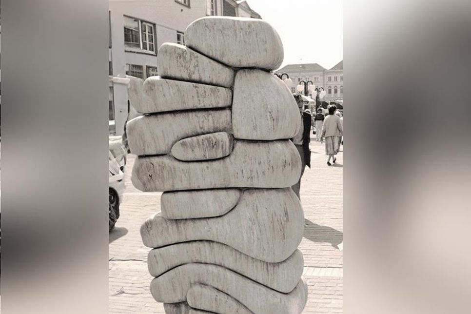 Jahrzehntelang führte der Weg durch die Königsstraße an einem markanten Kunstwerk vorbei – wie hier 1985. Die „Geldsäcke“ standen vor der Volksbank und vor dem Geldinstitut haben sie auch wieder einen Platz, wenn auch an anderer Adresse an der Ecke Katerstieg/Freischützstraße. Anlass für Regine Jepp, Inhaberin des Büros für Stadtgeschichte, zu erzählen, was es mit der Skulptur auf sich hat