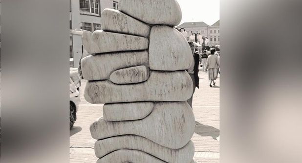 Jahrzehntelang führte der Weg durch die Königsstraße an einem markanten Kunstwerk vorbei – wie hier 1985. Die „Geldsäcke“ standen vor der Volksbank und vor dem Geldinstitut haben sie auch wieder einen Platz, wenn auch an anderer Adresse an der Ecke Katerstieg/Freischützstraße. Anlass für Regine Jepp, Inhaberin des Büros für Stadtgeschichte, zu erzählen, was es mit der Skulptur auf sich hat