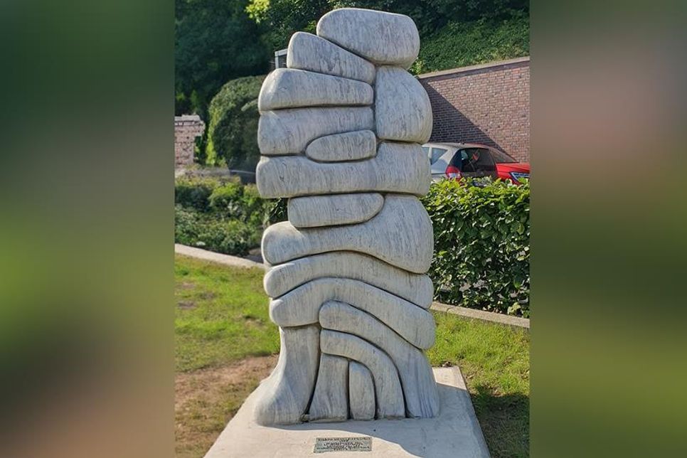 Die Skulptur „Huckepack“ im August 2025 am neuen Standort.