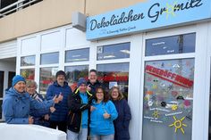 Die Hauseigentümer (hinten v. lks.) Beate Garrels, Birgit und Gerhard Denkhaus, Anja Nieman und Brigitte von Majewski mit den Betreibern vom Dekolädchen (vorn) Sonia und Roland Fiedler.