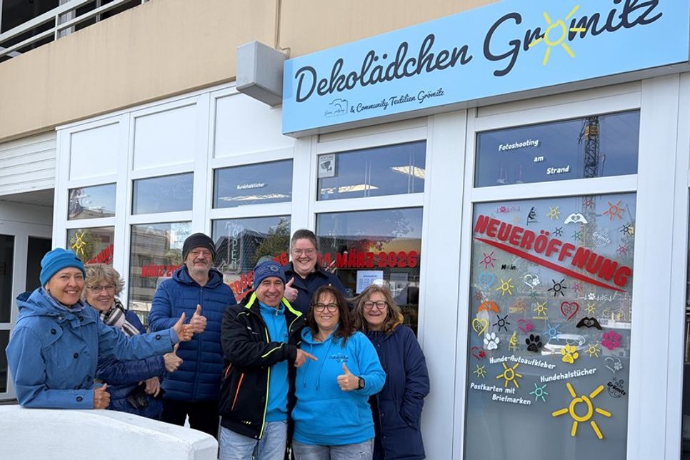 Die Hauseigentümer (hinten v. lks.) Beate Garrels, Birgit und Gerhard Denkhaus, Anja Nieman und Brigitte von Majewski mit den Betreibern vom Dekolädchen (vorn)  Sonia und Roland Fiedler.
