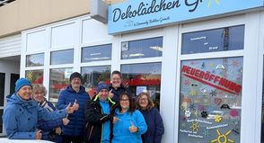 Die Hauseigentümer (hinten v. lks.) Beate Garrels, Birgit und Gerhard Denkhaus, Anja Nieman und Brigitte von Majewski mit den Betreibern vom Dekolädchen (vorn)  Sonia und Roland Fiedler.
