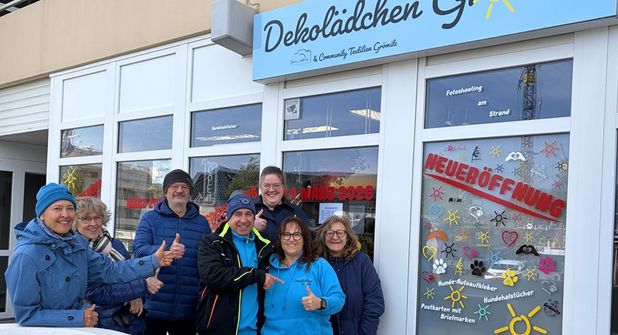 Die Hauseigentümer (hinten v. lks.) Beate Garrels, Birgit und Gerhard Denkhaus, Anja Nieman und Brigitte von Majewski mit den Betreibern vom Dekolädchen (vorn)  Sonia und Roland Fiedler.