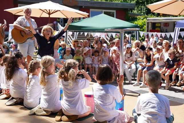 Die großen Kindergartenkinder sangen Lieder und schlugen dazu den passenden Takt auf ihren selbstgebastelten Trommeln.