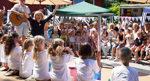 Die großen Kindergartenkinder sangen Lieder und schlugen dazu den passenden Takt auf ihren selbstgebastelten Trommeln.