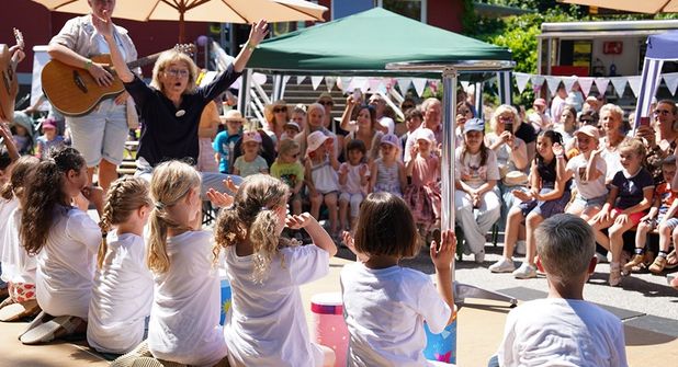 Die großen Kindergartenkinder sangen Lieder und schlugen dazu den passenden Takt auf ihren selbstgebastelten Trommeln.
