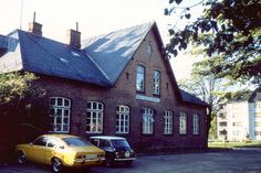 Die ehemalige Schule in der Ortsmitte 1977.