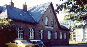 Die ehemalige Schule in der Ortsmitte 1977.