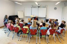 Kinderbuchautor Achim Bröger war zu Gast in der Ostseegrundschule in Scharbeutz.