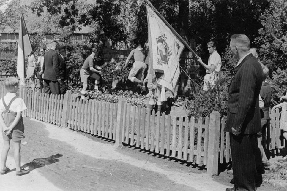 Feierliche Kranzniederlegung zum 50. Vereinsjubiläum am Ehrenmal.