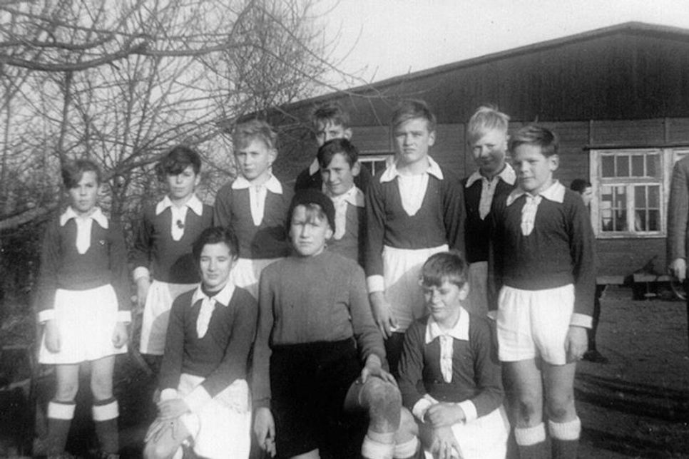 Stolz und voller Teamgeist: Die Fußballkinder des HSV Anfang der 60er – mit klassischen Trikots und großen Plänen.