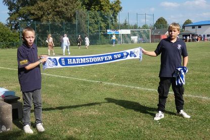 Auch 100 Jahre später ist der HSV-Nachwuchs mit Herz dabei – und zeigt das mit einem „Harmsdorfer SV“-Schal