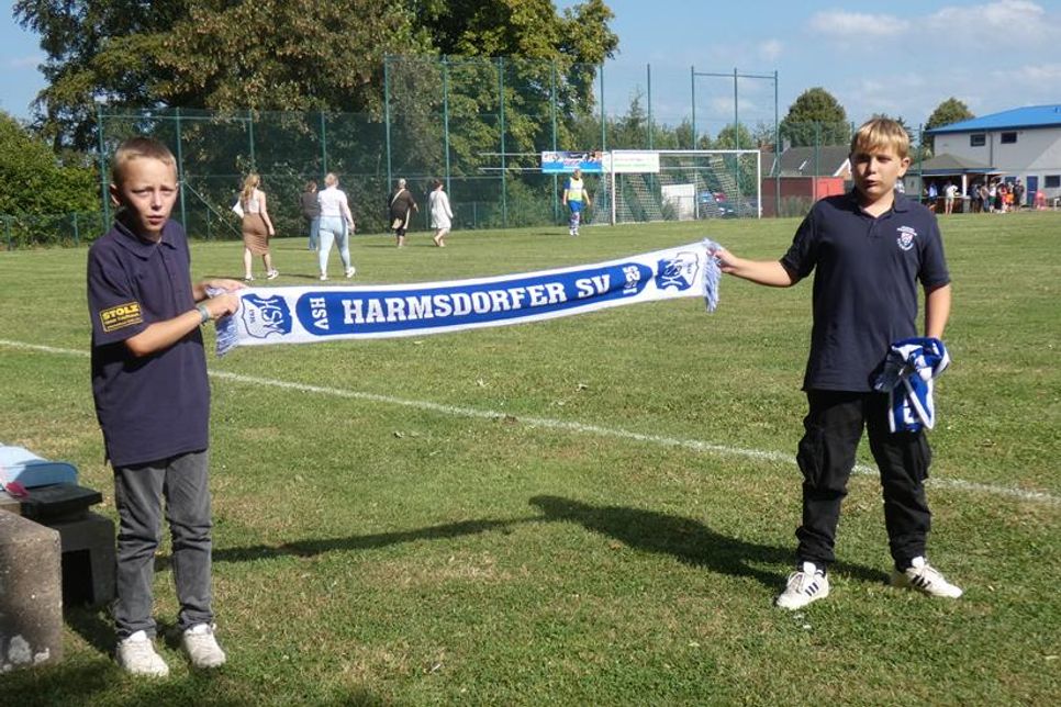Auch 100 Jahre später ist der HSV-Nachwuchs mit Herz dabei – und zeigt das mit einem „Harmsdorfer SV“-Schal