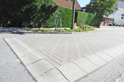 Eutin (aj). Mit beschaulicher Ruhe hatten Cornelia und Thorsten Maaß nicht gerechnet, als sie vor über 20 Jahren ihr Einfamilienhaus in der Charlottenstraße erwarben: „Man weiß, was einen erwartet, wenn man in der Stadt wohnen möchte“, sagt Cornelia Maaß pragmatisch. Vorbeifahrende Autos und die stete Geräuschkulisse der nahen Lübecker Landstraße sind für sie nicht der Rede wert. Seit aber nach der Sanierung der Straße eine Bodenschwelle direkt vor ihrem Haus für weniger Geschwindigkeit bei der Durchfahrt sorgen soll, wird der Lärm, den Fahrzeuge mit Ladung verursachen, wenn sie über die Tempobremse rumpeln, ein echtes Problem: „Es trübt einfach unsere Lebensqualität“, schildern das Ehepaar. Besonders laut wird es, wenn Busse, Lkw mit Ladung oder Pkw mit Anhänger über die Schwelle fahren. Und die Frequenz der passierenden Vehikel ist hoch.  „Wir haben das erst einmal hingenommen, aber dauerhaft war es so belastend, dass wir Kontakt mit dem Bürgermeister aufgenommen haben“, berichtet Co