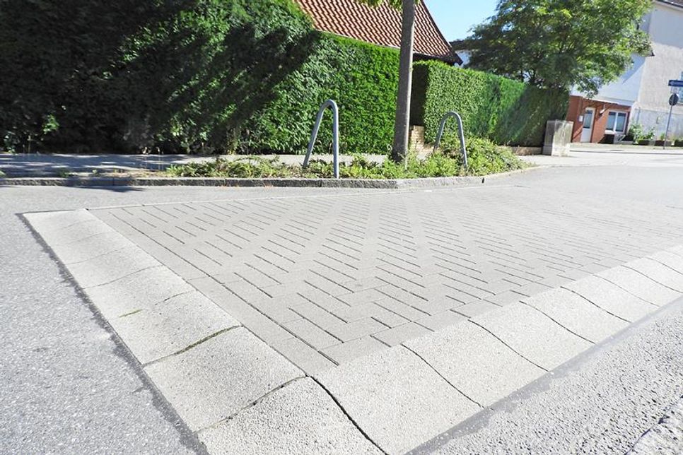 Eutin (aj). Mit beschaulicher Ruhe hatten Cornelia und Thorsten Maaß nicht gerechnet, als sie vor über 20 Jahren ihr Einfamilienhaus in der Charlottenstraße erwarben: „Man weiß, was einen erwartet, wenn man in der Stadt wohnen möchte“, sagt Cornelia Maaß pragmatisch. Vorbeifahrende Autos und die stete Geräuschkulisse der nahen Lübecker Landstraße sind für sie nicht der Rede wert. Seit aber nach der Sanierung der Straße eine Bodenschwelle direkt vor ihrem Haus für weniger Geschwindigkeit bei der Durchfahrt sorgen soll, wird der Lärm, den Fahrzeuge mit Ladung verursachen, wenn sie über die Tempobremse rumpeln, ein echtes Problem: „Es trübt einfach unsere Lebensqualität“, schildern das Ehepaar. Besonders laut wird es, wenn Busse, Lkw mit Ladung oder Pkw mit Anhänger über die Schwelle fahren. Und die Frequenz der passierenden Vehikel ist hoch.  „Wir haben das erst einmal hingenommen, aber dauerhaft war es so belastend, dass wir Kontakt mit dem Bürgermeister aufgenommen haben“, berichtet Co