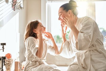 Wer seine Haut in jeder Lebensphase achtsam behandelt, legt damit die Grundlage für ein gesundes und gepflegtes Erscheinungsbild.