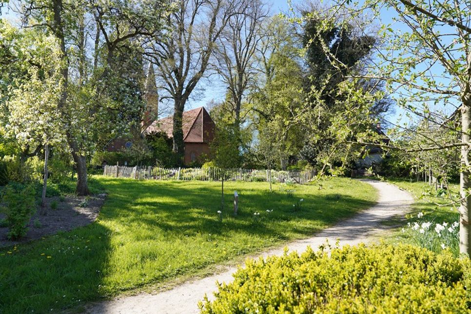 Naturerlebnisraum: Rund um die Schönwalder Kirche lädt eine etwa 4,5 Hektar große Fläche mit Pastorat, Gemeindehaus und Pfarrscheune zum Entdecken und Verweilen ein.