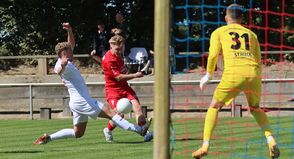 Max Golovcanski (Mitte) zieht entschlossen ab, verfehlt das Gäste-Tor jedoch knapp.