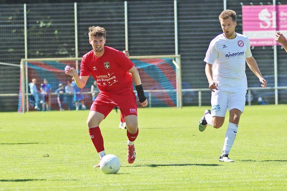 Leon Dippert (links) steuerte gleich zwei Tore zum 3:0-Sieg seiner Mannschaft bei.