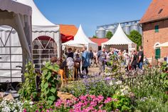 Auf der Ambienta können die Besucher durch den idyllischen Innenhof von Gut Sierhagen schlendern - umgeben von liebevoll gestalteten Ausstellerständen. (Foto: Marianne Schreier)
