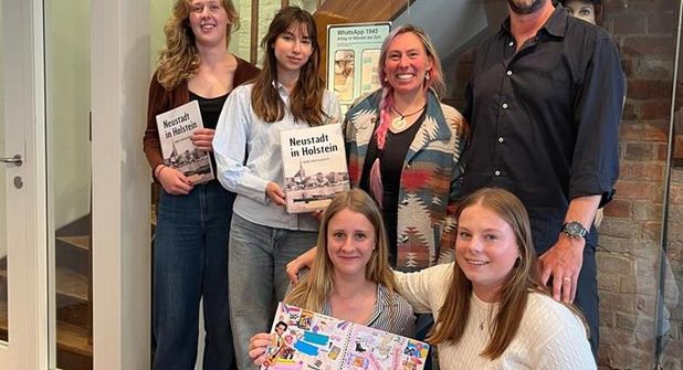 Jens Westen, Stephanie Apel und die Medien-AG des Küstengymnasiums stellen das Buch-Projekt des Kinder und Jugend Netzwerk Neustadt vor.