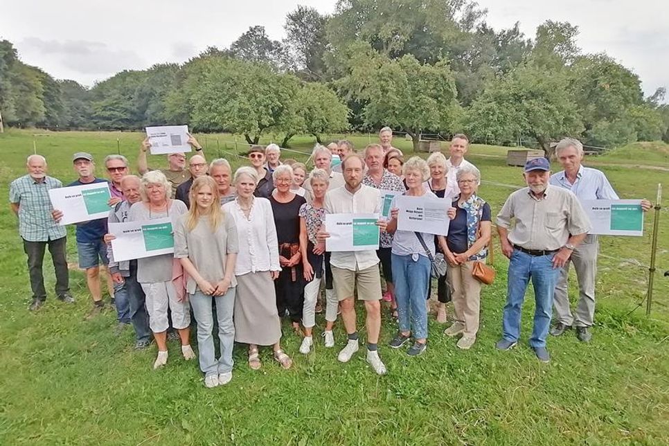 Diese Gruppe hat ein Ziel: Das von Star-Architekt Hadi Teherani geplante Großprojekt auf dem ehemaligen Hängebarghorst-Klinikgelände soll so umgesetzt werden, dass Dimension und Standort zusammenpassen. In der aktuellen Planung sehen sie dieses Versprechen nicht eingelöst. Ein weiterer Kritikpunkt ist die aus Sicht der etwa 30 Bürger*innen, die sich als „Initiative Kellersee“ zusammengefunden haben, dürftige Kommunikation der Gemeinde. Bei einem Treffen in Krummsee erläuterten sie ihre Anliegen detailliert.