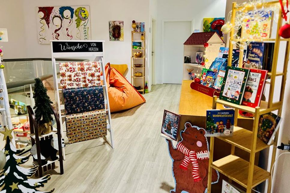 Die Weihnachtsausstellung kann ab dem 30. November während der regulären Öffnungszeiten des Buchladens besucht werden.