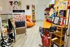 Die Weihnachtsausstellung kann ab dem 30. November während der regulären Öffnungszeiten des Buchladens besucht werden.