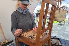 Die Korbmacherin Helga Prommer führt ihr Handwerk vor.