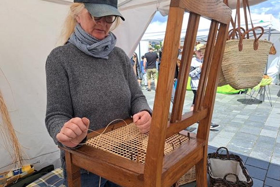 Die Korbmacherin Helga Prommer führt ihr Handwerk vor.