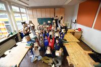 Gemeinsam mit der 3a der Grundschule in Neustadt baute Julia Spielvogel Bienenhotels. (Fotos: Jens Seemann)