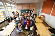 Gemeinsam mit der 3a der Grundschule in Neustadt baute Julia Spielvogel Bienenhotels. (Fotos: Jens Seemann)
