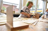 Ella und ihre Mitschüler mussten hunderte Trinkhalme schneiden, in denen künftig Bienen wohnen.