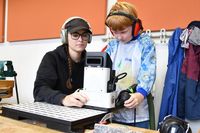 Wie Finn durfte jedes Kind gemeinsam mit Julia Spielvogel eine moderne Fräse bedienen.