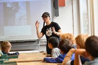 Julia Spielvogel erklärte den Kindern nicht nur das Handwerk. Sie gewährte auch Einblicke ins Leben der Wildbienen.