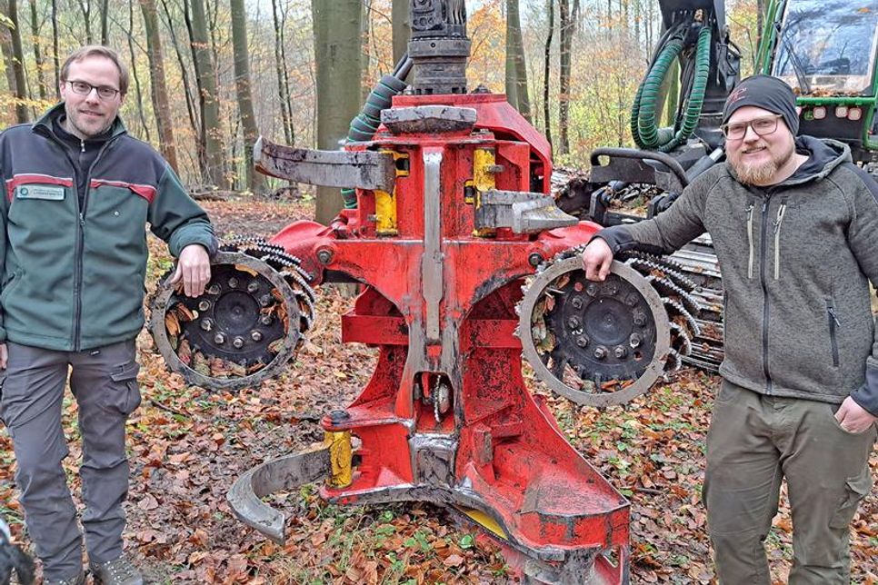 Tief aus dem Wald zwischen Benz und Krummsee schallen ungewohnte Geräusche. Hier brummt und dröhnt es schon seit Tagen, denn ein Harvester durchforstet das Areal. Die mächtige Holzernte-Maschine hilft bei der Wildpflege. „Zweimal im Jahr fordern wir den Harvester an“, berichtet Förster Alexander Decius (links, mit Harvester-Fahrer Constantin Hildmann) von der Försterei Wüstenfelde in Eutin-Sielbeck.