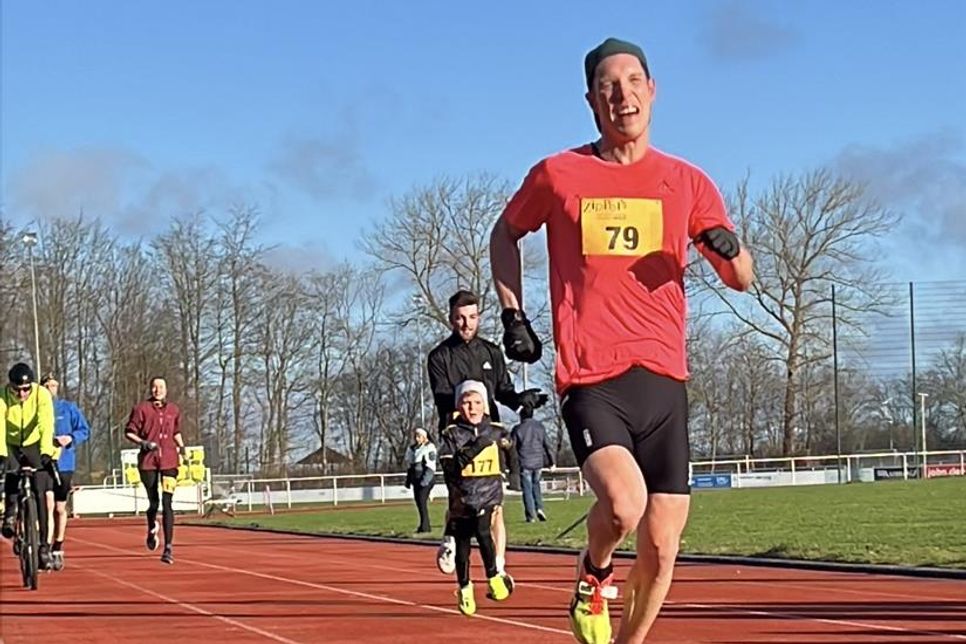 Zieleinlauf von Claudius Michalak nach 10 Kilometern mit einer Top-Zeit von 33:28 Minuten.