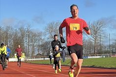Zieleinlauf von Claudius Michalak nach 10 Kilometern mit einer Top-Zeit von 33:28 Minuten.