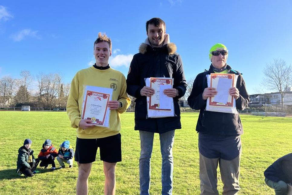 Die Erstplatzierten des 5-Kilometer-Laufs: Hendrik Jansen (Mi.), Jan-Marten Badorrek (lks.) und Christian Kröhan.