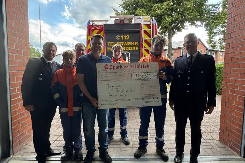 Die offizielle Scheckübergabe durch Christian Braasch fand am 4.?Juli statt. Die Jugendfeuerwehr Harmsdorf bedankte sich herzlich für diese Unterstützung.