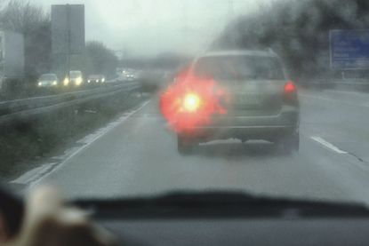 Bei einer Sicht von unter 50 Metern sollte die Nebelschlussleuchte eingeschaltet werden.