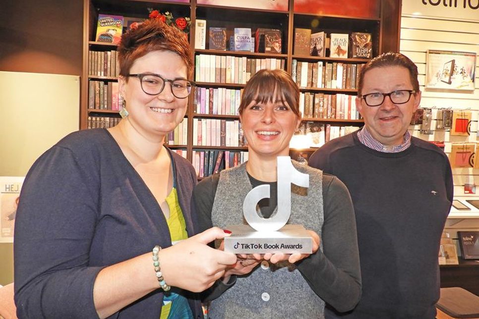 Sarah Natusch, Mareile Hintz und Jan Hoffmann sind stolz, dass der TikTok-Auftritt der Buchhandlung Hoffmann mit dem Award für die „Beste unabhängige Buchhandlung“ ausgezeichnet worden ist.